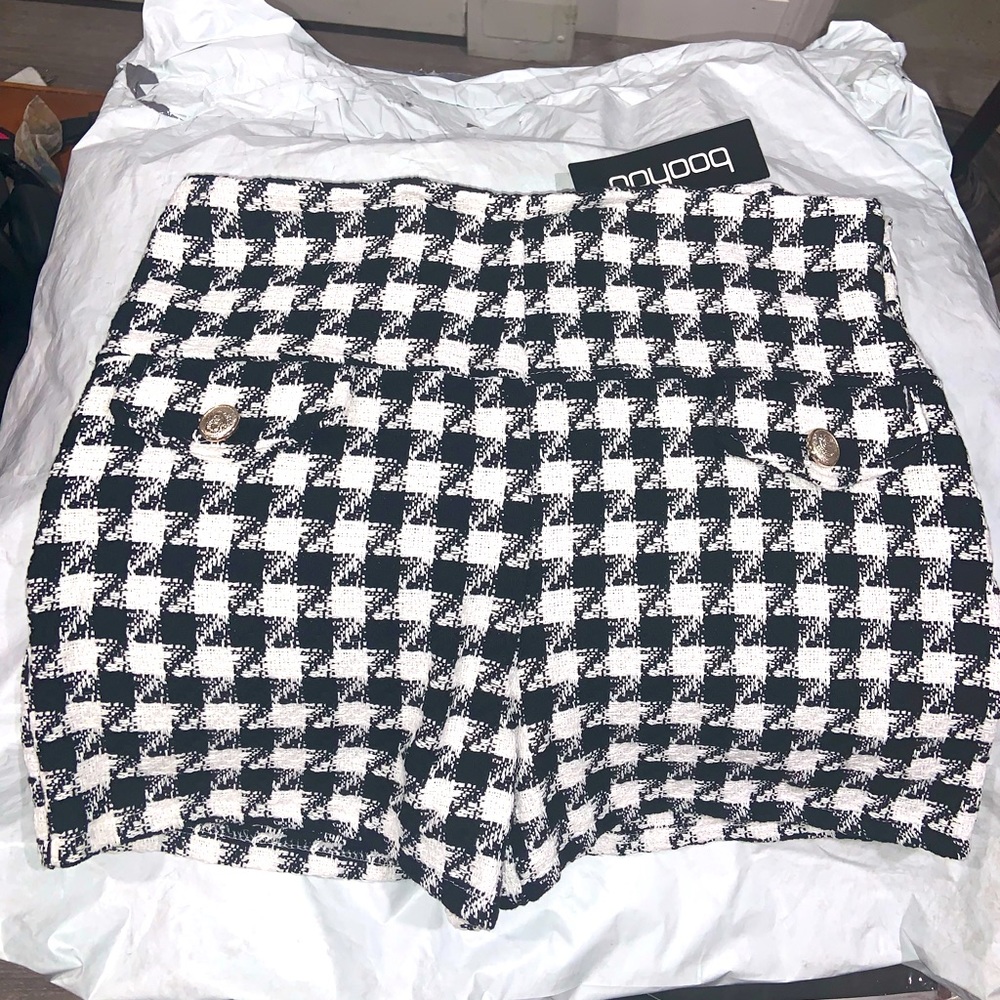 Boohoo Tall Blk and white Boucle shorts